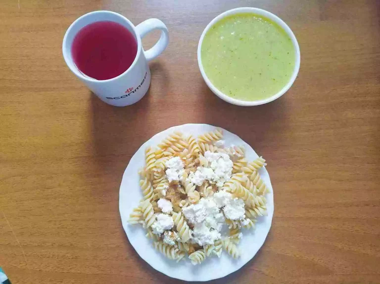 Obiad: dieta o kontrolowanej zawartości kwasów tłuszczowych

zupa krem z cukinii 450ml, makaron pełnoziarnisty z białym serem, jabłkiem i cynamonem 300g, woda z sokiem owocowym
A: 1,3,7
