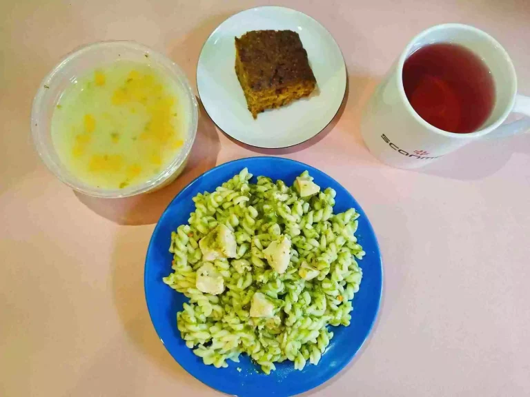 Obiad: dieta łatwostrawna 

zupa ziemniaczana 450ml, makaron ze szpinakiem i kurczakiem w sosie jogurtowym 350g, woda z sokiem owocowym. ciasto marchewkowe
A: 1,3,7,9
