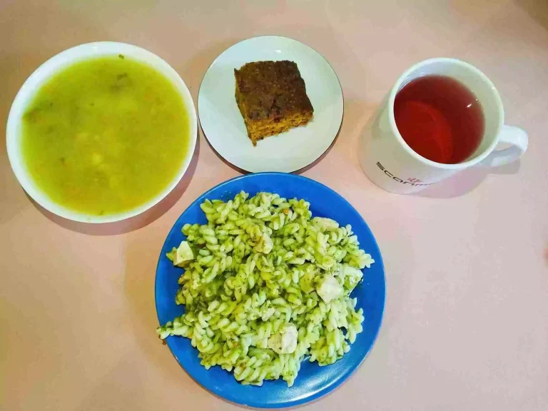 Obiad: dieta podstawowa

zupa brukselkowa 450ml, makaron ze szpinakiem i kurczakiem w sosie śmietanowym 350g, woda z sokiem owocowy, ciasto marchewkowe
A: 1,3,7,9
