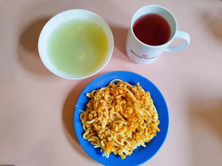 obiad dieta podstawowa: zupa kalafiorowa 450ml, spaghetti z mięsem mielonym drobiowym 400g, woda z sokiem owocowym
A: 1,3,7