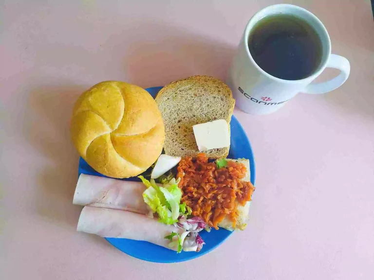 Śniadanie: dieta podstawowa

bułka pszenna 60g, chleb mieszany z płatkami owsianymi 20g, margaryna miękka 10g, ryba po grecku 70g, wędlina 60g, mix sałat, herbata czarna
A: 1,4,7,9
