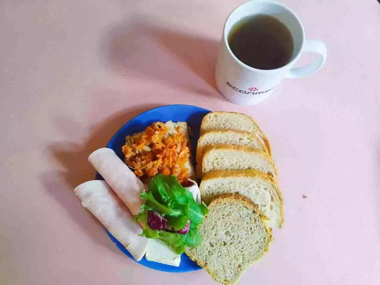 Śniadanie: dieta podstawowa

cheb pszenny 60g, chleb mieszany z płatkami owsianymi 20g, margaryna miękka 10g, ryba po grecku 70g, wędlina 60g, mix sałat, herbata czarna
A: 1,4,7,9

