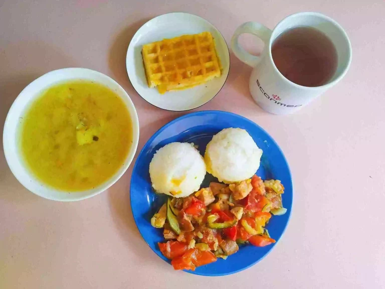 Obiad: dieta podstawowa

zupa kalafiorowa 450ml, leczo z ryżem 350g, woda z sokiem owocowym, gofr z dżemem
A: 1,3,7

