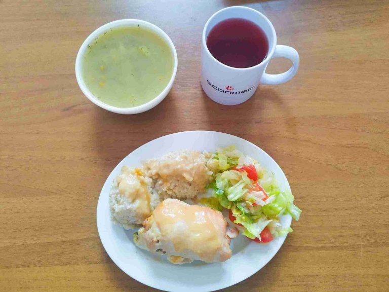 Obiad: dieta podstawowa

zupa koperkowa 450ml, roladka wieprzowa 120g, kasza jęczmienna 100g, surówka z sałaty lodowej i pomidora w sosie koperkowym 110g, 
woda z sokiem owocowym
A:1
