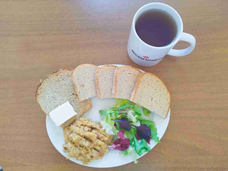 Śniadanie: dieta podstawowa

chleb pszenny 60g, chleb mieszany z płatkami owsianymi 20g, margaryna miękka 10g, pasta z soczewicy 100g, mix sałat, herbata czarna
A: 1,7
