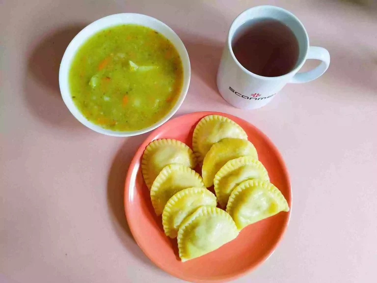 Obiad: dieta podstawowa

zupa jarzynowa 450ml, pierogi z mięsem 320g, woda z sokiem owocowym
A: 1,3,9
