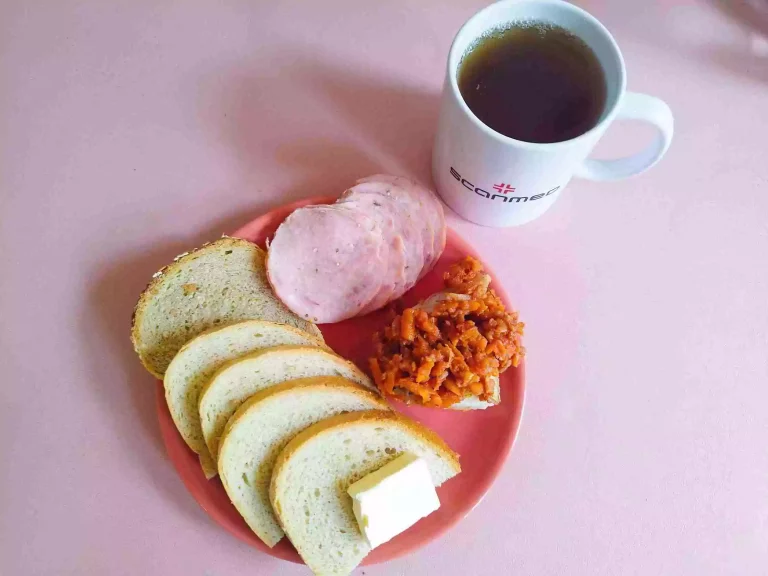 Śniadanie: dieta podstawowa

chleb pszenny 60g, chleb mieszany z płatkami owsianymi 20g, margaryna miękka 10g, wędlina 60g, ryba po grecku z warzywami 70g, herbata czarna
A: 1,4,7,9
