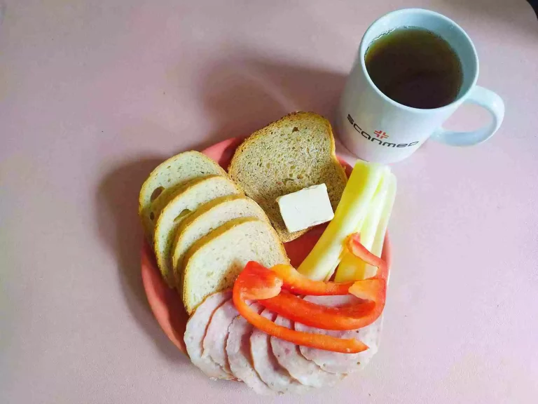 Śniadanie: dieta podstawowa

chleb pszenny 60g, chleb mieszany z płatkami owsianymi 20g, margaryna miękka 10g, wędlina 60g, ser żółty 40g, papryka 40g, herbata czarna
A: 1,7
