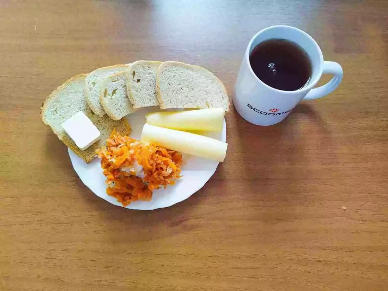 Śniadanie: dieta podstawowa

chleb pszenny 60g, chleb mieszany z płatkami owsianymi 20g, margaryna miękka, ryba po grecku 70g, ser żółty 40g, herbata czarna
A: 1,4,7,9
