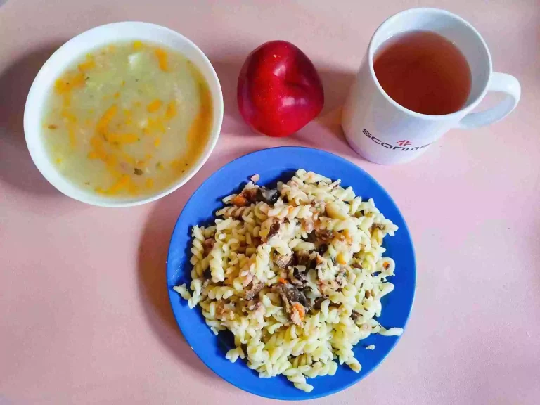 Obiad: dieta podstawowa

zupa krupnik 450 ml, zapiekanka makaronowa z pieczarkami i szynką w sosie beszamelowym 350g, woda z sokiem owocowym
A: 1,3,7
