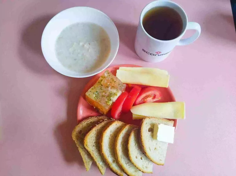 Śniadanie: dieta podstawowa
chleb pszenny 60g, chleb mieszany z płatkami owsianymi 20g, margaryna miękka 10g, owsianka na mleku 150ml, galaretka drobiowa 100g, ser żółty 40g, pomidor 50g, herbata czarna
A: 1,7
 Śniadanie: dieta podstawowa
chleb pszenny 60g, chleb mieszany z płatkami owsianymi 20g, margaryna miękka 10g, owsianka na mleku 150ml, galaretka drobiowa 100g, ser żółty 40g, pomidor 50g, herbata czarna
A: 1,7