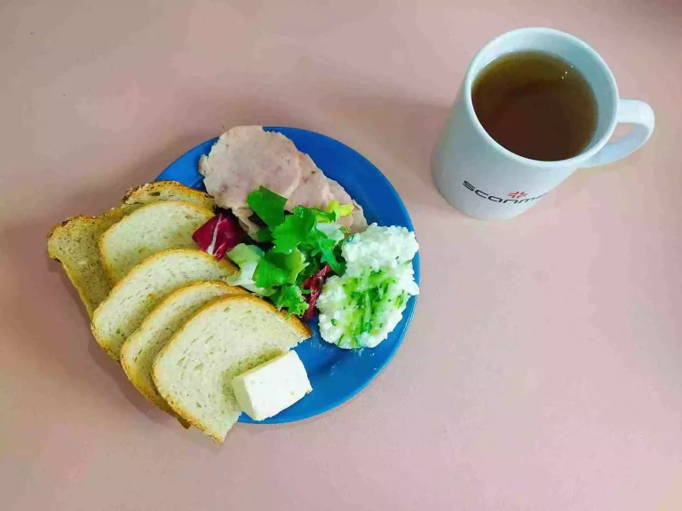 Śniadanie: dieta podstawowa

chleb pszenny 60g, chleb mieszany z płatkami owsianymi 20g, margaryna miękka 10g, wędlina 60g, twarożek z ogórkiem 100g, mix sałat, herbata czarna
A: 1,7
