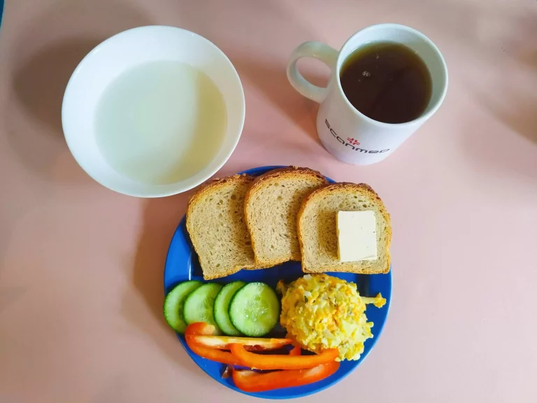 śniadanie dieta z ograniczeniem łatwo przyswajalnych węglowodanów: chleb mieszany z płatkami owsianymi 70g, owsianka na mleku 150ml, margaryna miękka 10g, salatka jarzynowa 120g, papryka 40g, ogórek zielony 30g, herbata czarna
A: 1,3,7,9