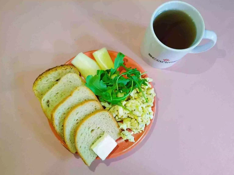 Śniadanie: dieta podstawowa

chleb pszenny 60g, chleb mieszany z płatkami owsianymi 20g, margaryna miękka 10g, ser żółty 40g, pasta jajeczna 100g, rukola, herbata czarna
A: 1,3,7
