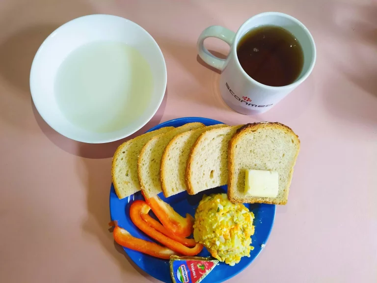 śniadanie dieta podstawowa: chleb pszenny 60g, chleb mieszany z płatkami owsianymi 20g, owsianka na mleku 150ml, margaryna miękka 10g, sałatka jarzynowa 120g, ser topiony 40g, papryka 40g, herbata czarna
A: 1,3,7,9