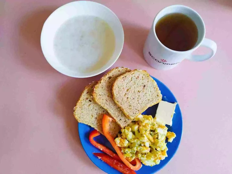 Śniadanie: dieta z ograniczeniem łatwoprzyswajalnych węglowodanów

chleb mieszany z płatkami owsianymi 70g, margaryna miękka 10g, sałatka jarzynowa 150g, papryka
A: 1,3,7,9
