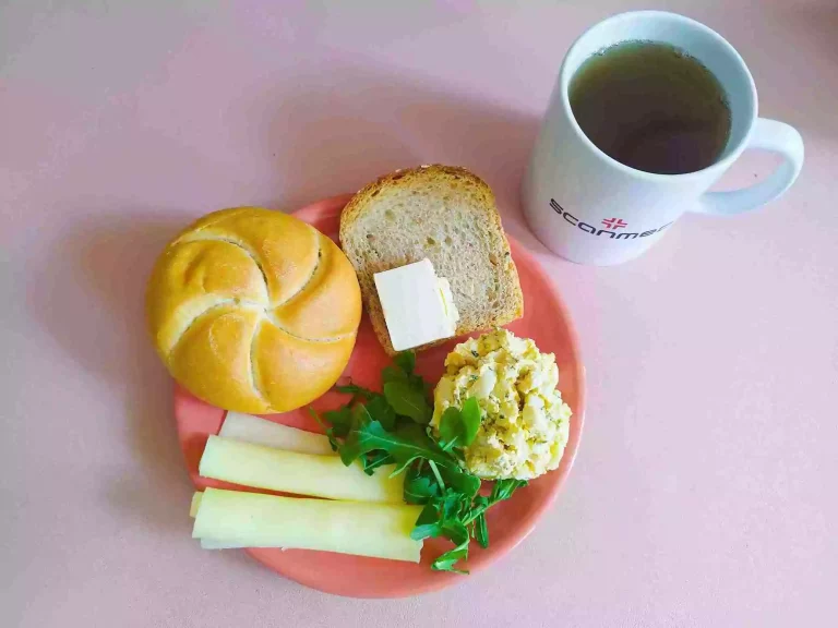 Śniadanie: dieta podstawowa

bułka pszenna 60g, chleb mieszany 20g, margaryna miękka 10g, pasta jajeczna 100g, ser żółty 40g, rukola, herbata czarna
A 1,3,7
