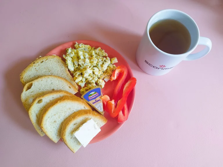 śniadanie dieta podstawowa:  chleb pszenny 60g, chleb mieszany z płatkami owsianymi 20g, margaryna miękka 10g, pasta jajeczna 100g, ser topiony 30g, papryka 40g, herbata czarna
A: 1,3,7 śniadanie dieta podstawowa:  chleb pszenny 60g, chleb mieszany z płatkami owsianymi 20g, margaryna miękka 10g, pasta jajeczna 100g, ser topiony 30g, papryka 40g, herbata czarna
A: 1,3,7