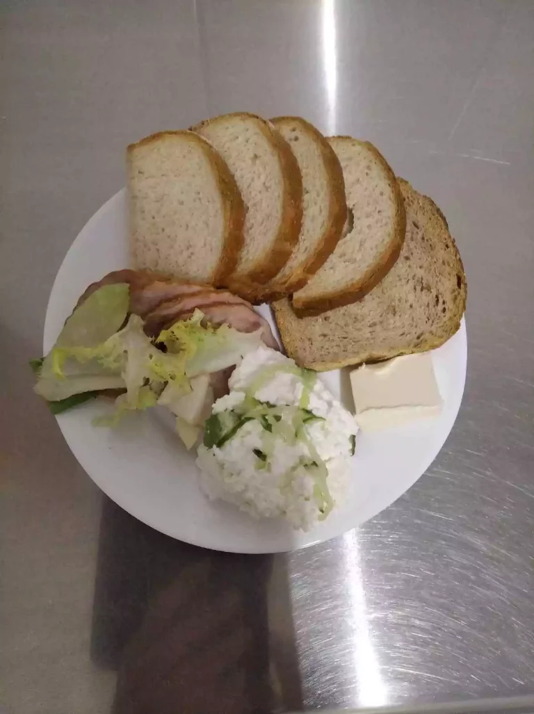 Śniadanie: dieta podstawowa

chleb pszenny 60g, chleb mieszany z płatkami owsianymi 20g, margaryna miękka 10g, wędlina 60g, twarożek z ogórkiem tartym 100g, mix sałat, herbata czarna
A: 1,7
