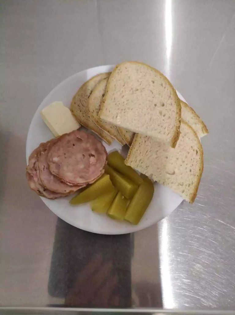 Śniadanie: dieta łatwostrawna

chleb pszenny 70g, margaryna miękka 10g, wędlina 60g, ogórek kiszony bez skórki 50g, herbata czarna
A: 1,7
