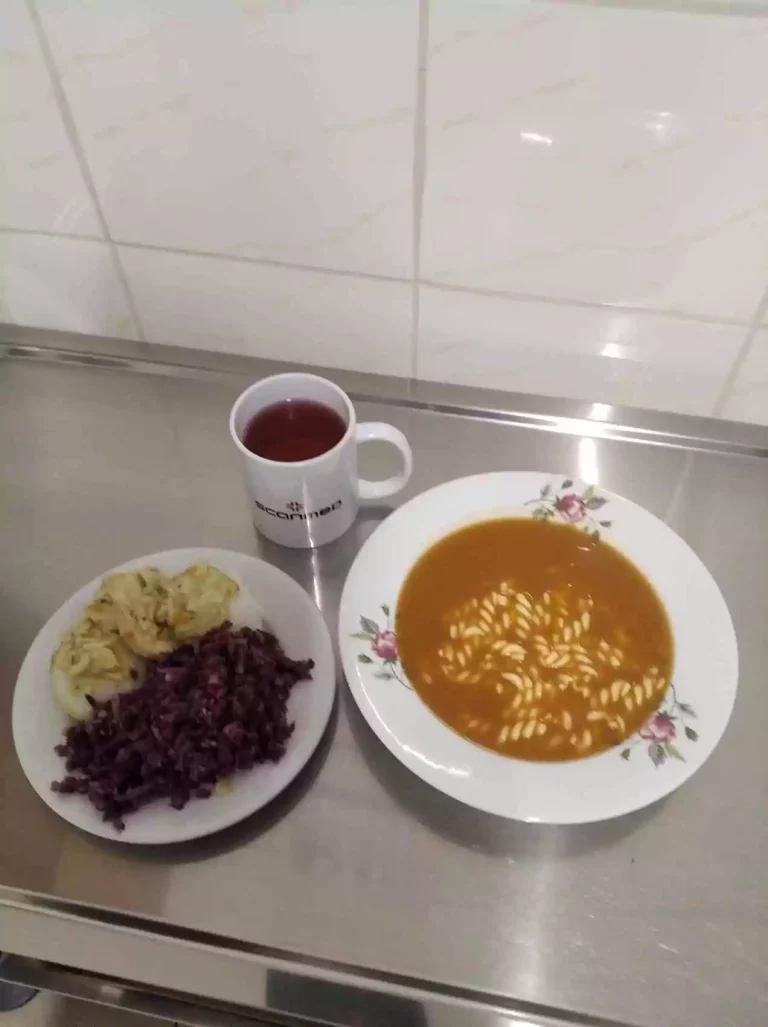 Obiad: dieta podstawowa

zupa pomidorowa z makaronem 450ml, ryż biały 100g, kurczak w sosie curry 150g, surówka z czerwonej kapusty i jabłka 110g, woda z sokiem owocowym 
A: 1,3
