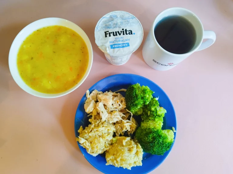 dieta łatwostrawna: zupa grochowa 450ml, ryż brązowy 100g, potrawka z kurczaka z warzywami 200g, woda z sokiem owocowym, jogurt
A: 7
