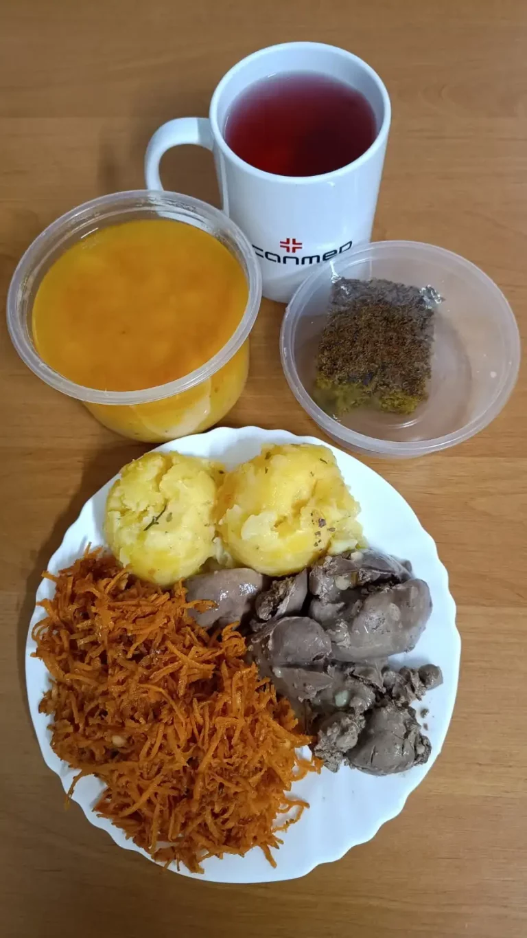 Obiad: dieta z ograniczeniem łatwoprzyswajalnych węglowodanów wątróbka drobiowa gotowana 150g, ziemniaki gotowane 150g, marchew tarta z jabłkiem 110g, woda z sokiem owocowym, ciasto szpinakowe
A: 1,3
