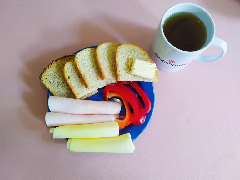 śniadanie dieta podstawowa: chleb pszenny 60g, chleb mieszany z płatkami owsianymi 20g, margaryna miękka 10g, wędlina 60g, ser żółty 40g, papryka 40g, herbata czarna
A: 1,7
