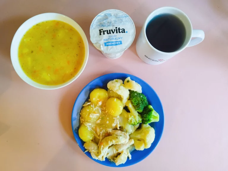 obiad dieta podstawowa: zupa grochowa 450ml, kluski śląskie 150g, potrawka z kurczaka i warzyw 150g, woda z sokiem owocowym, jogurt
A: 1,3,7

