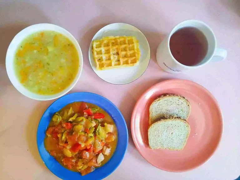 Obiad: dieta z ograniczeniem łatwoprzyswajalnych węglowodanów 

zupa kalafiorowa 450ml, leczo z chlebem pełnoziarnistym 350g, woda z sokiem owocowym, gofr 
A: 1,3,7,9
