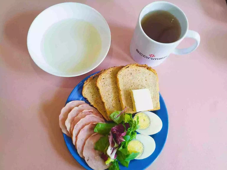 Śniadanie: dieta z ograniczeniem łatwoprzyswajalnych węglowodanów

chleb mieszany z płtkami owsianymi 20g, margaryna miękka 10g, owsianka na mleku 150ml, jajko na twardo, wędlina 60g, mix sałat, herbata czarna
A: 1,3,7
