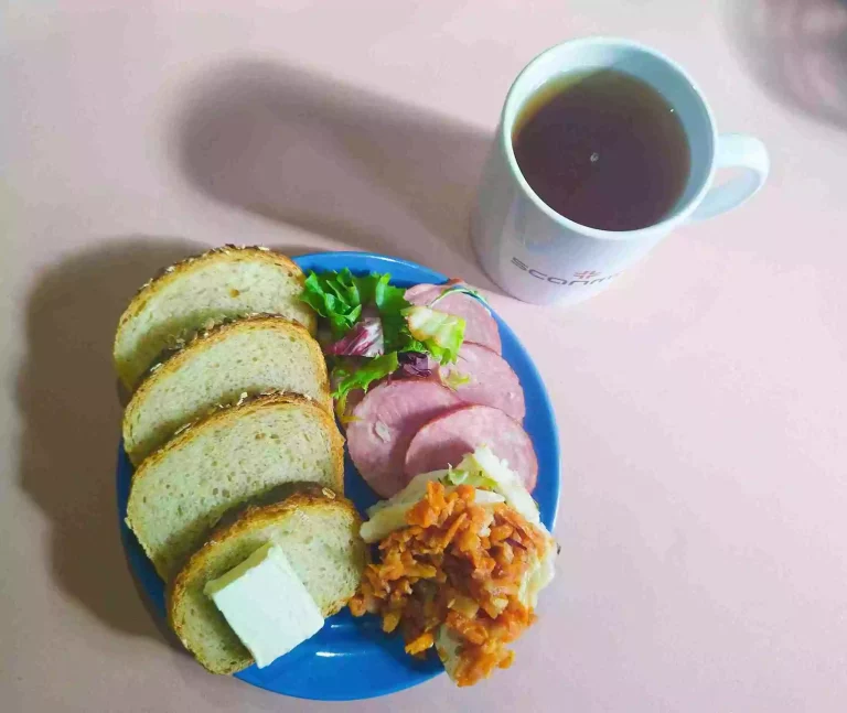 Śniadanie: dieta z ograniczeniem łatwoprzyswajalnych węglowodanów

chleb mieszany z płatkami owsianymi 20g, margaryna miękka 10g, ryba po grecku 70g, wędlina 60g, mix sałat, herbata czarna
A: 1,4,7,9
