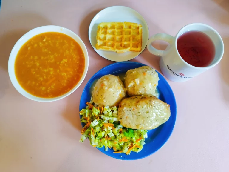 dieta łatwostrawna: zupa pomidorowa z ryżem 450ml, mięso wieprzowe pieczone w kawałku 100g, kasza jęczmienna 100g, surówka z kapusty pekińskiej 110g, woda z sokiem owocowym, gofr 