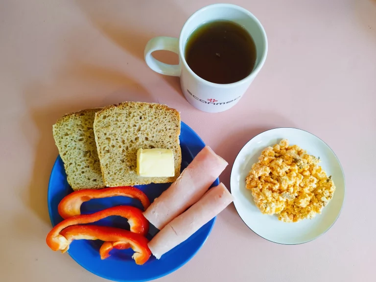 śniadanie dieta łatwostrawna: chleb mieszany z płatkami owsianymi 70g margaryna miękka 10g, pasta z makreli w pomidorach 90g, wędlina 60g, papryka 40g, herbata czarna