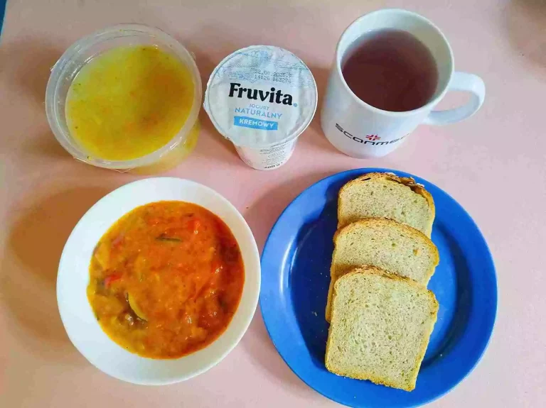 Obiad: dieta z ograniczeniem łatwoprzyswajalnych węglowodanów 

zupa jarzynowa 450m, leczo z pieczywem pełnoziarnistym 350g, woda z sokiem owocowym, jogurt
A: 1,7,9
