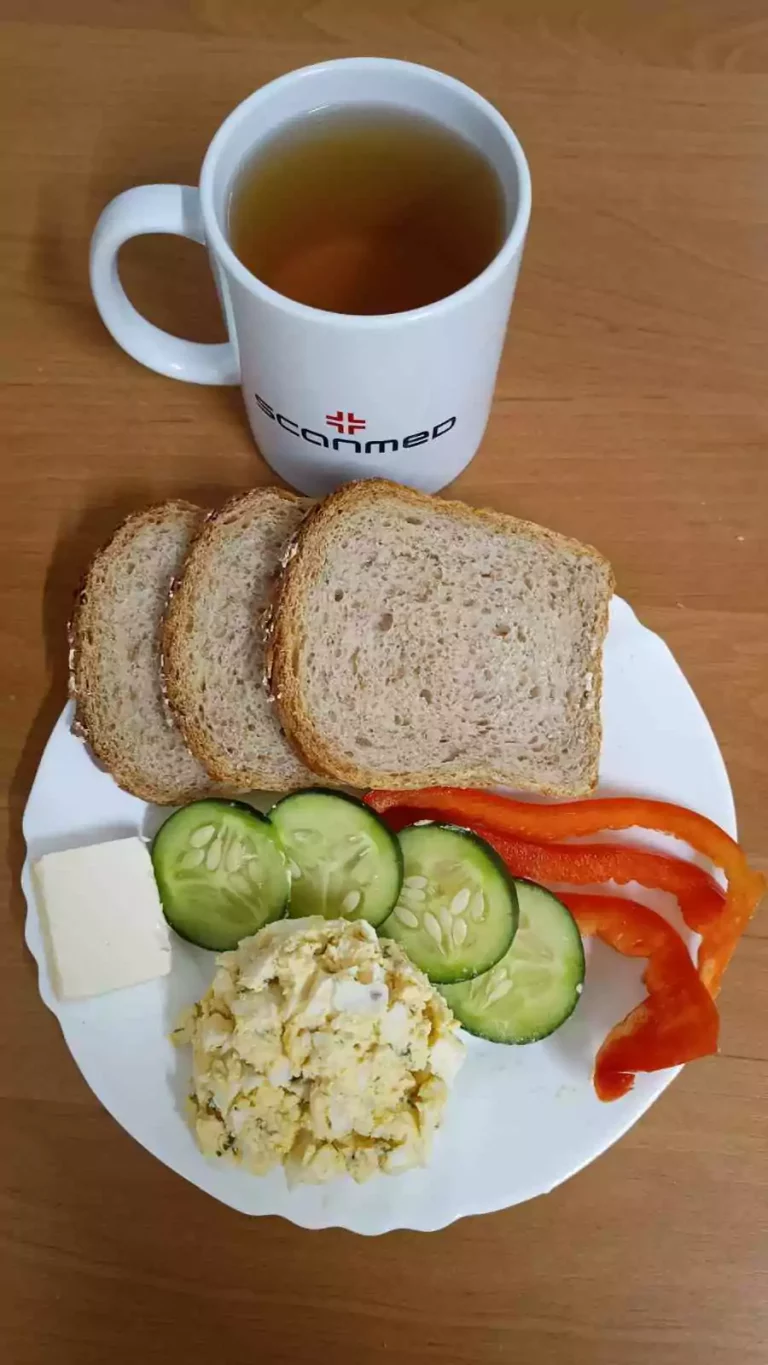 Śniadanie: dieta z ograniczeniem łatwoprzyswajalnych węglowodanów

chleb mieszany z płatkami owsianymi 70g, margaryna miękka 10g, pasta jajeczna 120g, papryka 40g, ogórek 40g, herbata czarna 
A: 1,3,7
