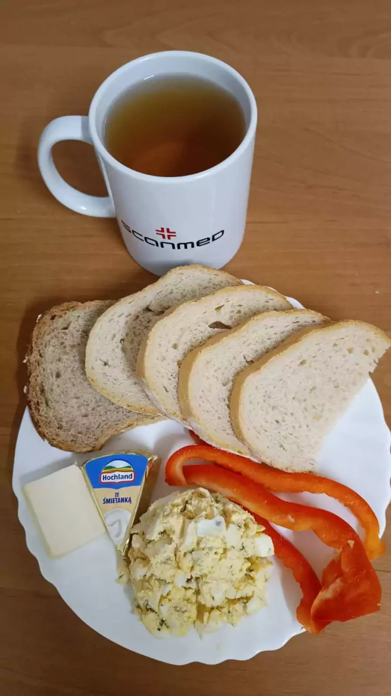 Śniadanie: dieta podstawowa

chleb pszenny 60g, chleb mieszany z płatkami owsianymi 20g, margaryna miękka 10g, pasta jajeczna 100g, serek topiony 30g, papryka 40g, herbata czarna
A: 1,3,7
