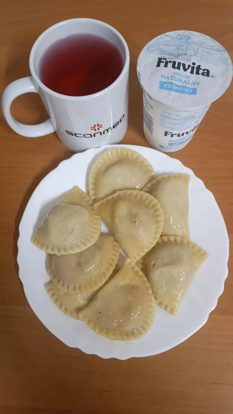Obiad: dieta z ograniczeniem łatwoprzyswajalnych węglowodanów 

zupa pieczarkowa 450ml, pierogi z mięsem 320g, woda z sokiem owocowym, jogurt
A: 1,3,7
