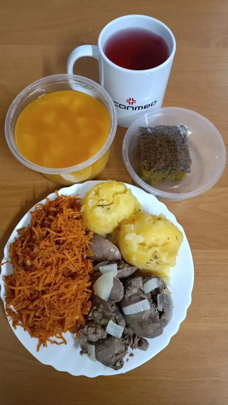 Obiad: dieta podstawowa zupa grochowa 450 ml, wątróbka drobiowa zasmażana z cebulą 150g, ziemniaki gotowane 150g, marchew tarta z jabłkiem 110g, woda z sokiem owocowym, ciasto szpinakowe
A: 1,3

