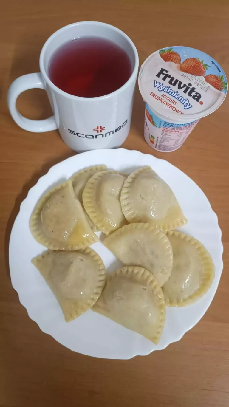 Obiad: dieta podstawowa

zupa pieczarkowa 450ml, pierogi z mięsem 320g, woda z sokiem owocowym, jogurt
A: 1,3,7
