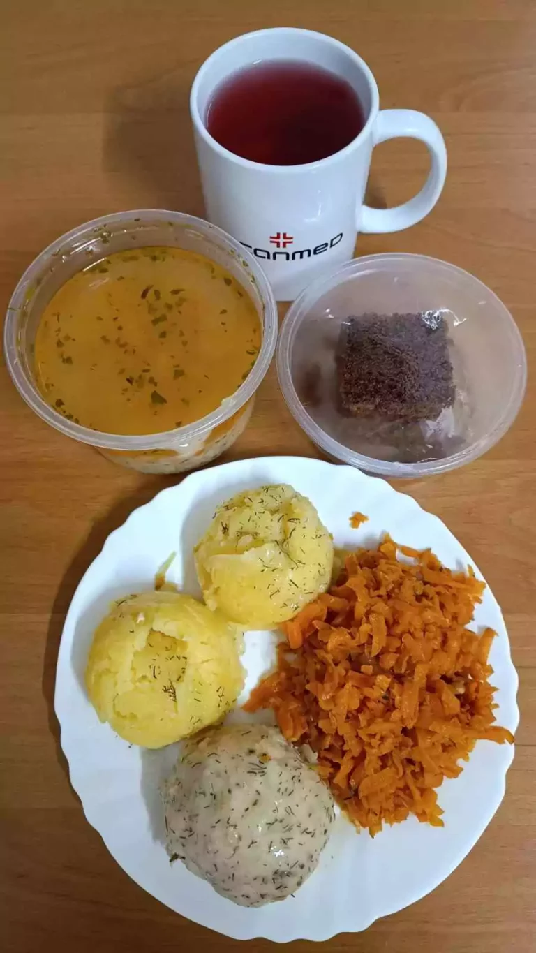 Obiad: dieta łatwostrawna 

zupa ryżowa 450ml, ziemniaki gotowane 150g, kotlet mielony drobiowo wieprzowy duszony w sosie koperkowym 120g, marchew gotowana 110g, woda z sokiem owocowym, ciasto marchewkowe