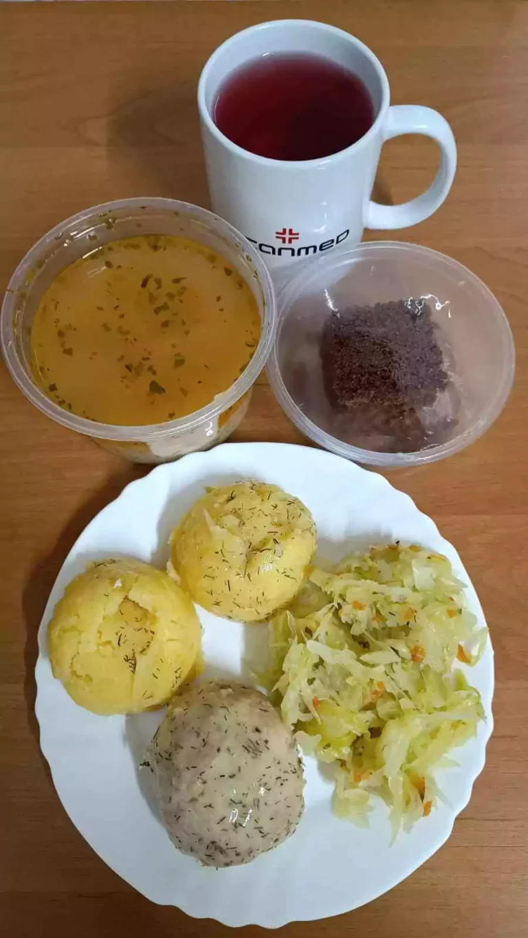 Obiad: dieta podstawowa

zupa ryżowa 450 ml, ziemniaki gotowane 150g, kotlet mielony drobiowo wieprzowy duszony w sosie koperkowym 120g, kapusta biała na ciepło 110g, woda z sokiem owocowym, ciasto marchewkowe
