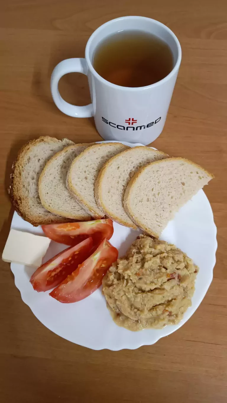 Śniadanie: dieta podstawowa

chleb pszenny 60g, chleb mieszany z płatkami owsianymi 20g, margaryna miękka 10g, owsianka na mleku 150ml, pasta z soczewicy 100g, pomidor 50g, herbata czarna
A: 1,7

