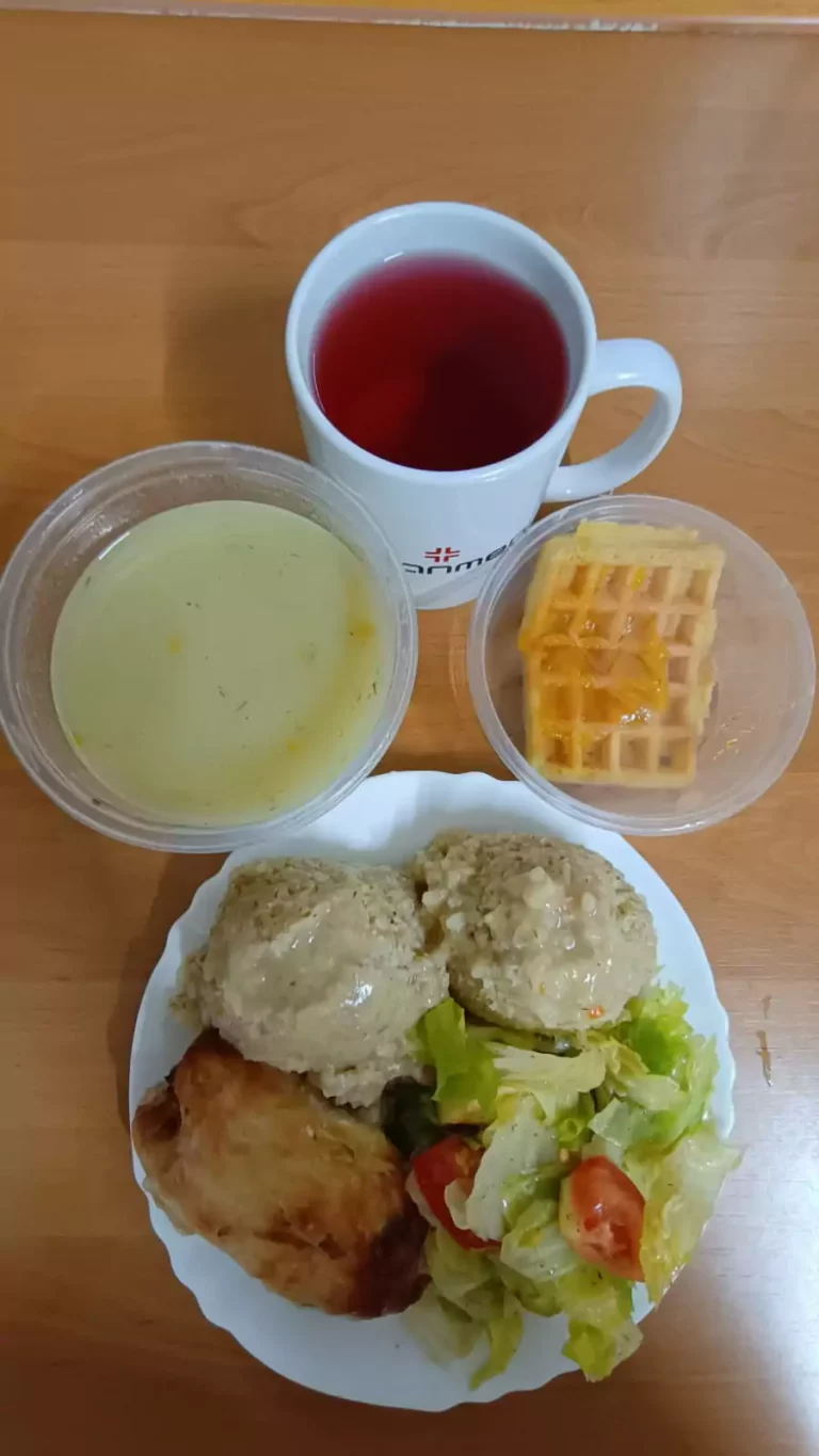 Obiad: dieta z ograniczeniem łatwoprzyswajalnych węglowodanów 

zupa koperkowa 450ml, roladka wieprzowa 120g, kasza jęczmienna drobna 100g, surówka z sałaty lodowej i pomidora w sosie koperkowym 110g, woda z sokiem owocowym, gofr 
A: 1,3,7

