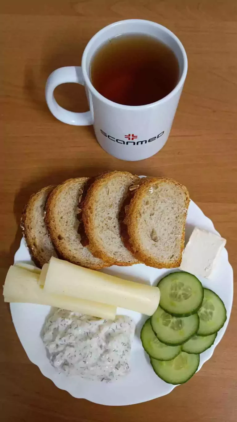 Śniadanie: dieta o kontrolowanej zawartości kwasów tłuszczowych

chleb mieszany z płatkami owsianymi 70g, margaryna miękka 10g, pasta z tuńczyka 90g, ser żółty 40g, ogórek świeży 40g, herbata czarna
A: 1,4,7

