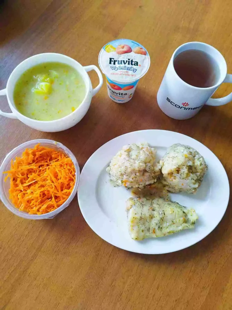 Obiad: dieta o kontrolowanej zawartości kwasów tłuszczowych

zupa brokułowa 450ml, ryba pieczona 120g, ryż brązowy 100g, marchew tarta z jabłkiem 110g, woda z sokiem owocowym, jogurt
A: 1,7,9
