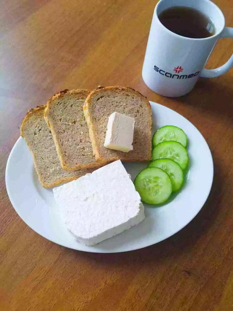 Śniadanie: dieta o kontrolowanej zawartości kwasów tłuszczowych

chleb mieszany z płatkami owsianymi 70g, margaryna miękka 10g, ser biały w kawałku 100g, ogórek zielony 40g, herbata czarna 
A: 1,7
