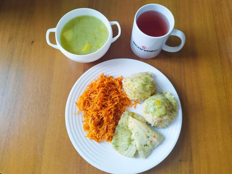 obiad  dieta o kontrolowanej zawartości kwasów tłuszczowych: zupa brokułowa 450ml, ryż brązowy 100g, ryba pieczona 120g, marchew tarta z jabłkiem 110g, woda z sokiem owocowym
A:4 