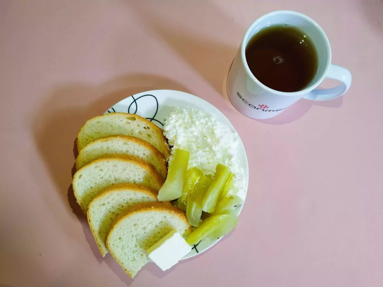 Śniadanie: dieta łatwostrawna

chleb pszenny 60g, margaryna miękka 10g, twarożek 120g, ogórek kiszony bez skórki 50g, herbata czarna
A: 1,7
