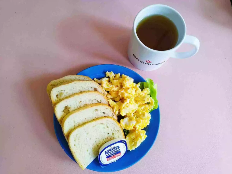 Śniadanie: dieta łatwostrawna

chleb pszenny 70g, masło 10g, jajecznica na wodzie 120g, sałata masłowa, herbata czarna
A: 1,3,7
